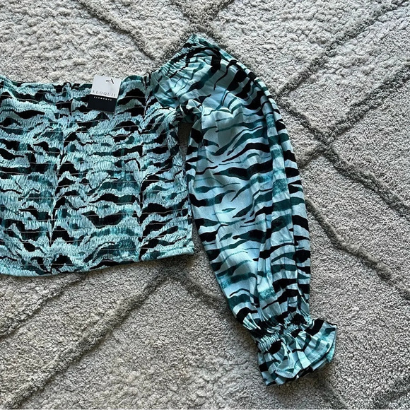 Eloquii smocked crop top long sleeve blue zebra print off shoulder 22 / 24 - Picture 3 of 6